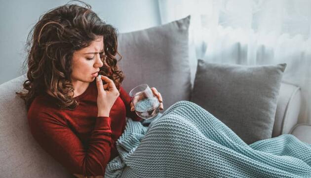 Chica tomando antibiótico, ya que es necesario evitando la resistencia a antibióticos