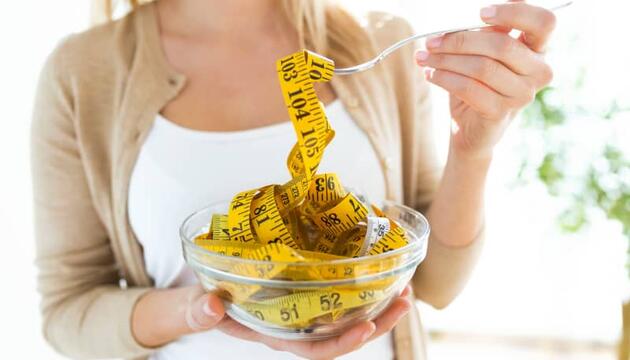 Mujer siguiendo dieta dukan para perder peso 
