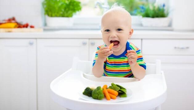 Niño practicando el baby led weaning