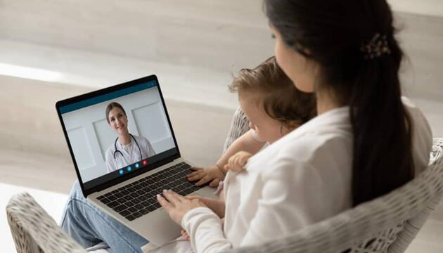 Doctora usando la salud digital para atender a unos pacientes