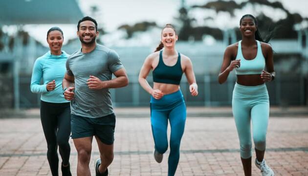 Grupo de personas haciendo deporte tranquilas porque tiene un seguro deportivo