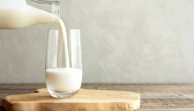 Leche semidesnatada: Propiedades nutricionales, calorías, grasas