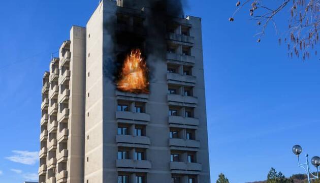 Fuego en edificio que necesita una protección contra incendios