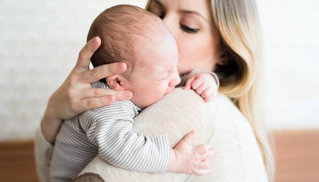 bebés de alta demanda llorando en brazos de mamá