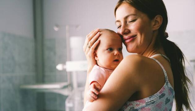Madre contenta por la inclusión bebé en póliza familiar