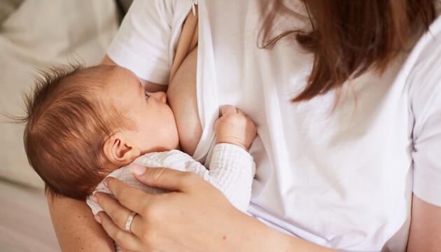 Bebé tomando lactancia materna