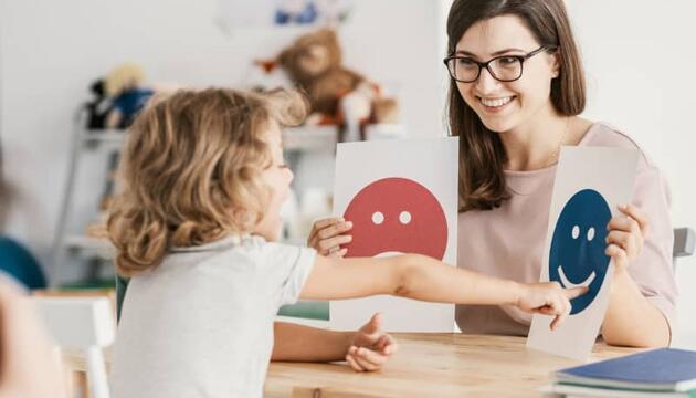 Niña aprendiendo qué es la inteligencia emocional