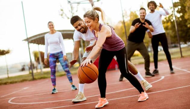 Amigos practicando actividades recreativas como jugar a basket