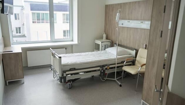 Foto de la moderna habitación vacía del hospital y la cama
