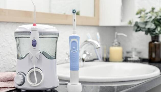 Entender qué es un irrigador dental y cómo funciona es el primer paso hacia una rutina de higiene bucal más eficaz y profunda.