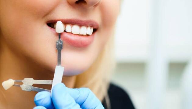 Una prótesis dental es una solución útil para aquellas personas que han perdido uno o varios dientes.