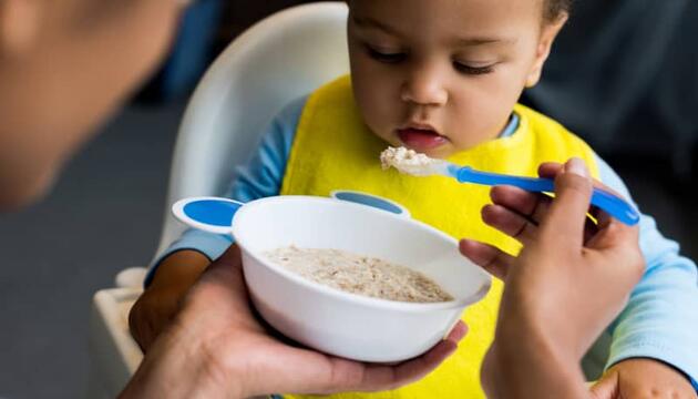 Los cereales para bebés son uno de los primeros alimentos sólidos que se introducen en la dieta infantil.