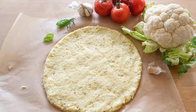 La pizza con masa de coliflor es ideal para celíacos.