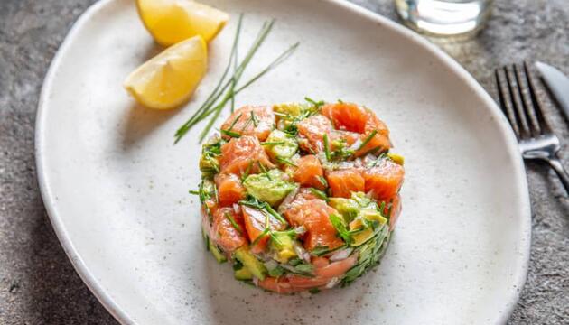 La presentación del tartar de salmón y aguacate se puede hacer con un aro, en capas.