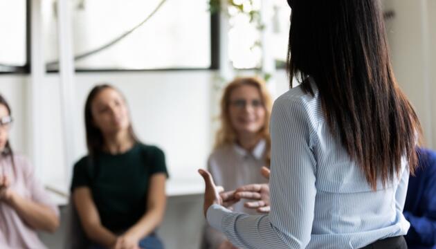 Psicólogo dando formación en su empleo como psicólogo laboral