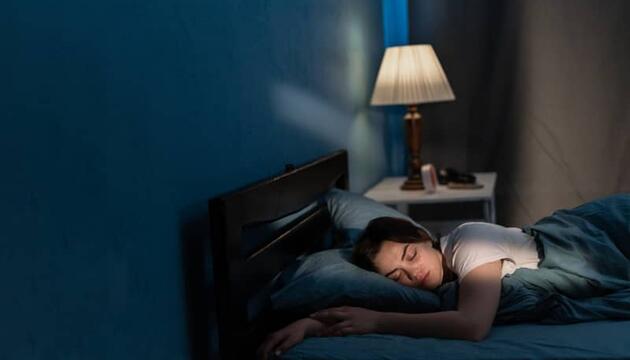 mujer durmiendo y descansando en su cama