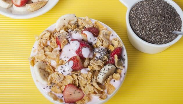 La cesta de la compra en julio: semillas chía, kiwi, tomate y nueces de pecán cereales con fruta
