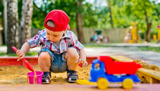 Menos tiempo sentados y más tiempo de juego, receta contra la obesidad infantil jugar en el parque