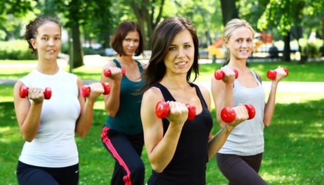 ¿Me apunto al gimnasio o hago deporte al aire libre? Pros y contras gimnasio en el parque