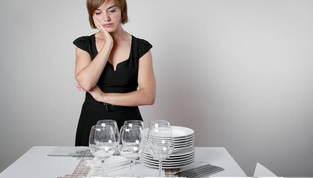 Actitud positiva y vida sana durante la menopausia chica con vajilla