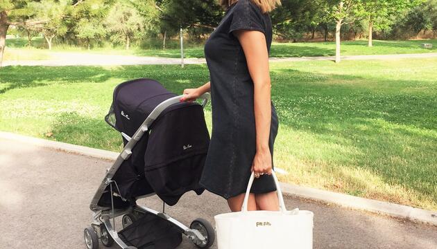 Pediatra ¿cuál escoger? Esmeralda de paseo con su bebé
