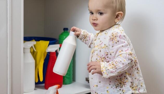 Intoxicación infantil ¿Cómo actuar? niños y productos de limpieza