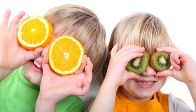 Alimentación infantil alimentación con fruta de los niños