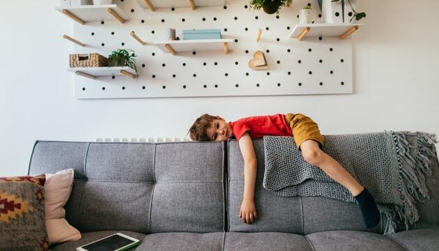 ¿Es bueno que los niños tengan momentos de aburrimiento? niños aburridos