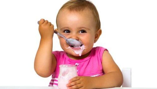 Yogur para los niños. ¿Por qué es el alimento perfecto? niña comiendo yogurt