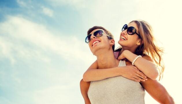 Consejos para disfrutar del verano y las vacaciones Pareja en verano