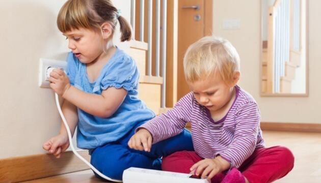 Cómo adaptar tu casa para los niños niños y enchufes