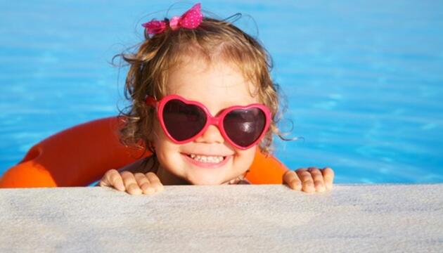 Golpe de calor en los más pequeños niña con gafas de sol