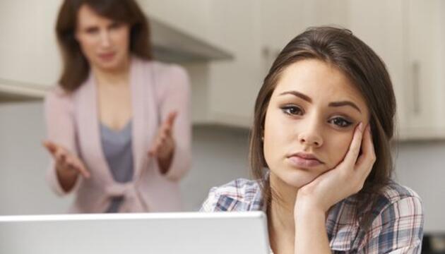 Mejorar la relación con hijos adolescentes chica triste