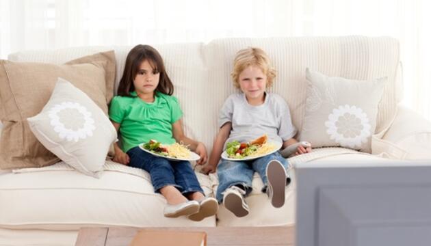 Los datos sobre obesidad infantil en España todavía son preocupantes NIños comen viendo la televisión