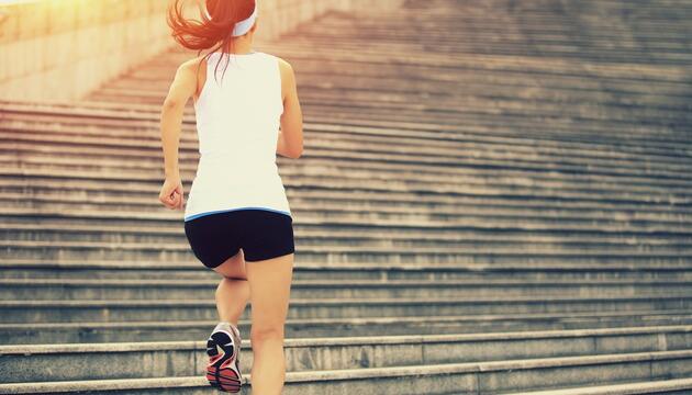Ejercicios para hacer en casa (IV): Escaleras runner subiendo escaleras