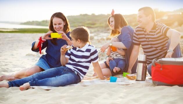 Picnic en verano: comer sano en la playa o la piscina Playa en familia