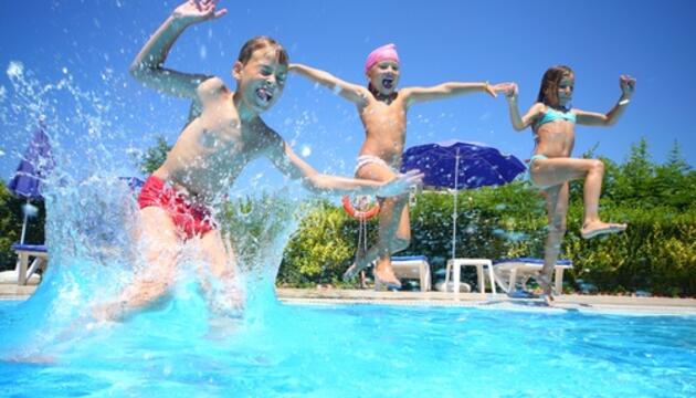 Seguridad en la piscina niños en la piscina