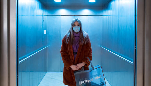 ¿Por qué debemos llevar mascarilla en espacios cerrados? Mascarilla en el ascensor