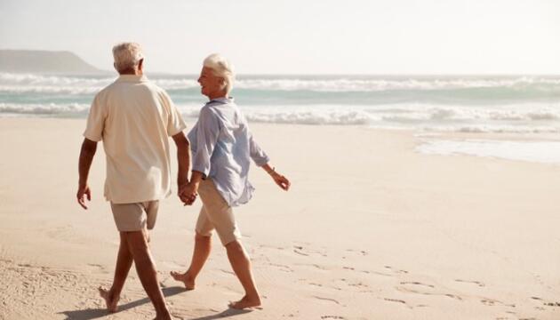 Jubilación, ¿y ahora qué? Pareja de personas mayores paseando