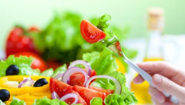 5 hábitos alimenticios para recuperarnos tras los excesos del verano ensalada de lechuga y tomate