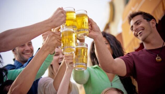 Cerveza para el deporte, ¿sí o no? brindis con cerveza