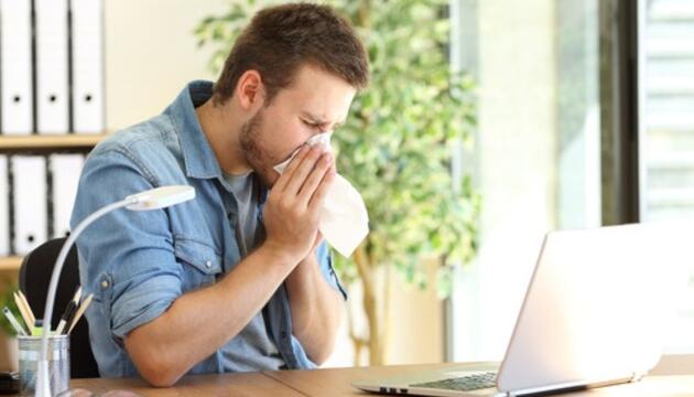 Alergias en el trabajo hombre con alergia