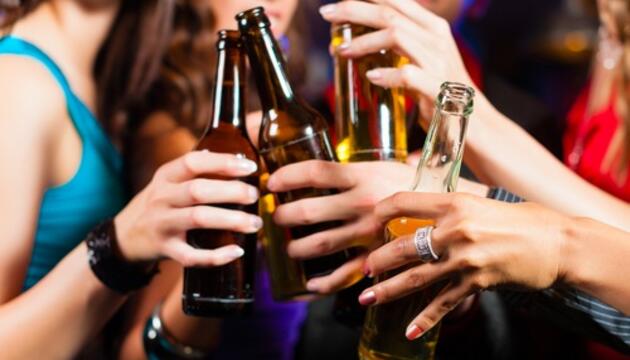 Los graves problemas de consumir alcohol a diario brindis