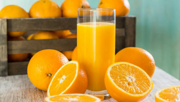 Zumos naturales ¿son igual de sanos que darles una pieza entera? Zumo natural o fruta entera