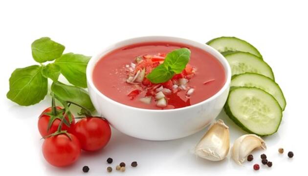 Sopas y cremas frías para el verano gazpacho con guarnición