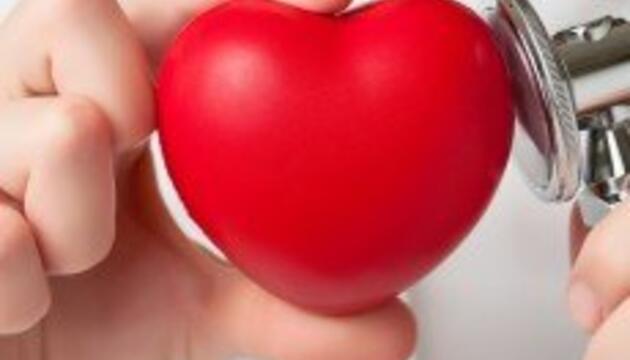 Frecuencia cardíaca nada más despertarnos: utiilidad para nuestro entrenamiento auscultar corazón