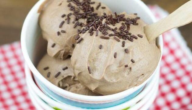 Recetas de verano para hacer con niños en vacaciones helado con virutas