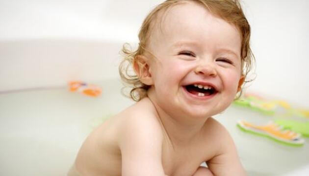 ¿Cuándo salen los dientes a los bebés? bebé riendo