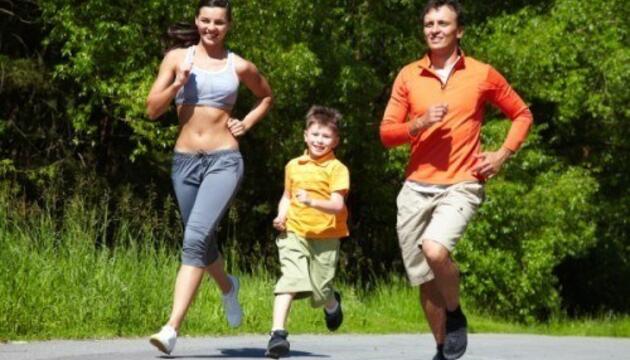 Deportes que podemos hacer los padres con los niños pequeños footing en familia