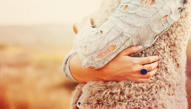 Aprender a quererse a uno mismo mujer abrazándose